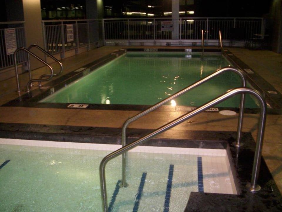 Außenpool und Whirlpool Hotel Coast Coal Harbour