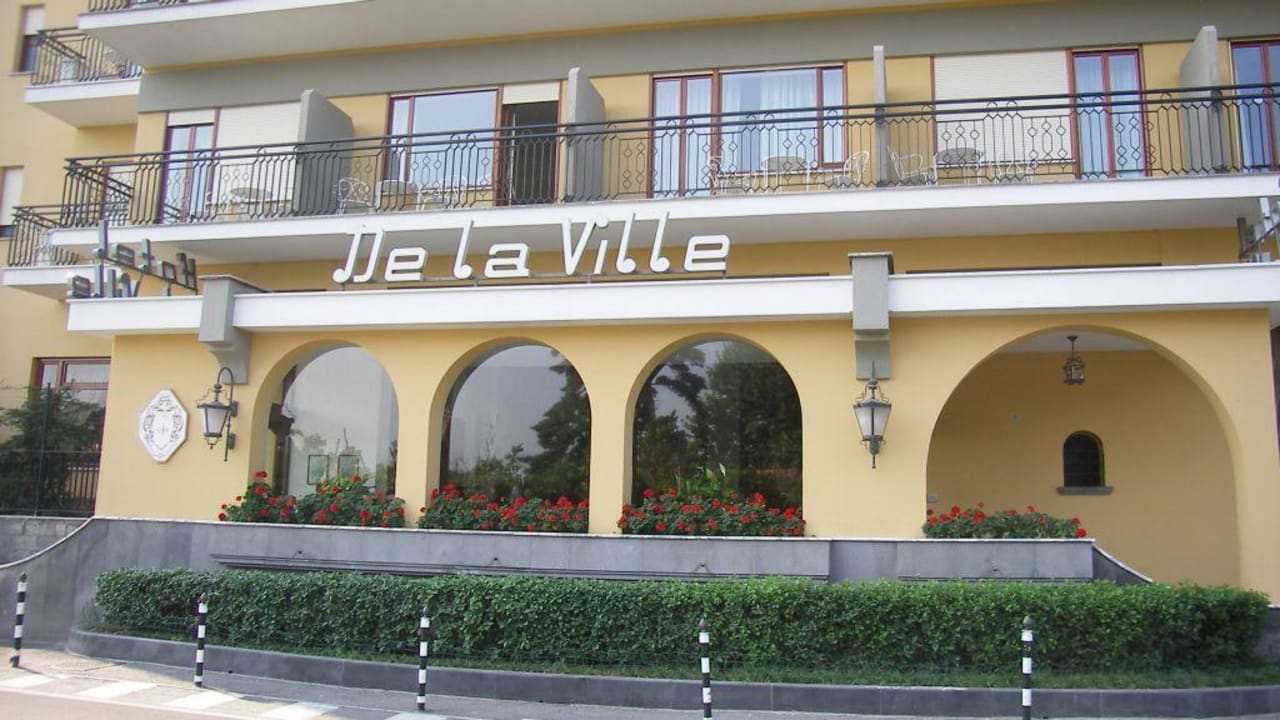 Hotel Aussenansicht Grand Hotel de la Ville