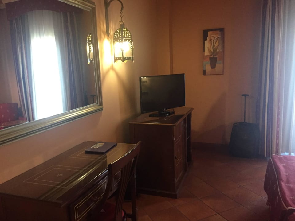 Mesa y tv Hotel Moon Dreams El Cortijo