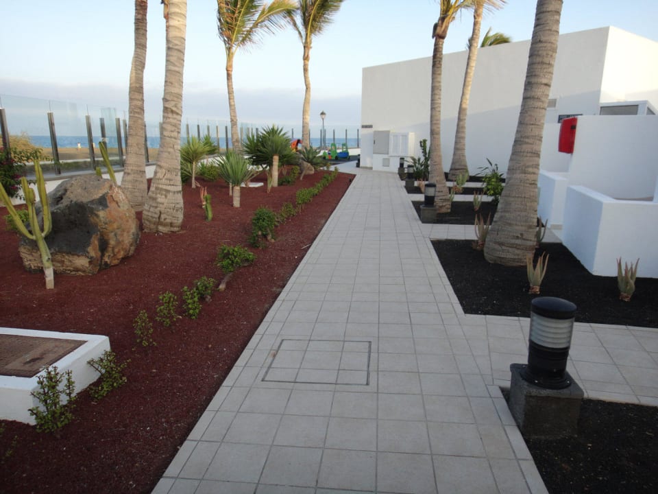 Weg zu den Zimmern Hotel Las Costas