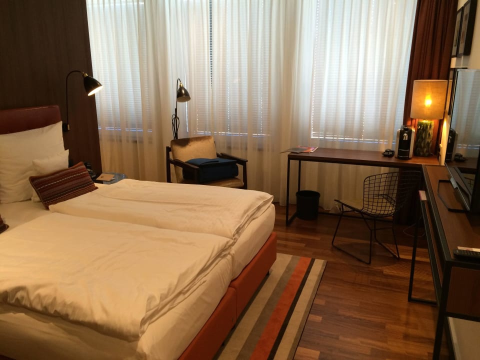 Bett etwas zu hart AMERON Hamburg Hotel Speicherstadt
