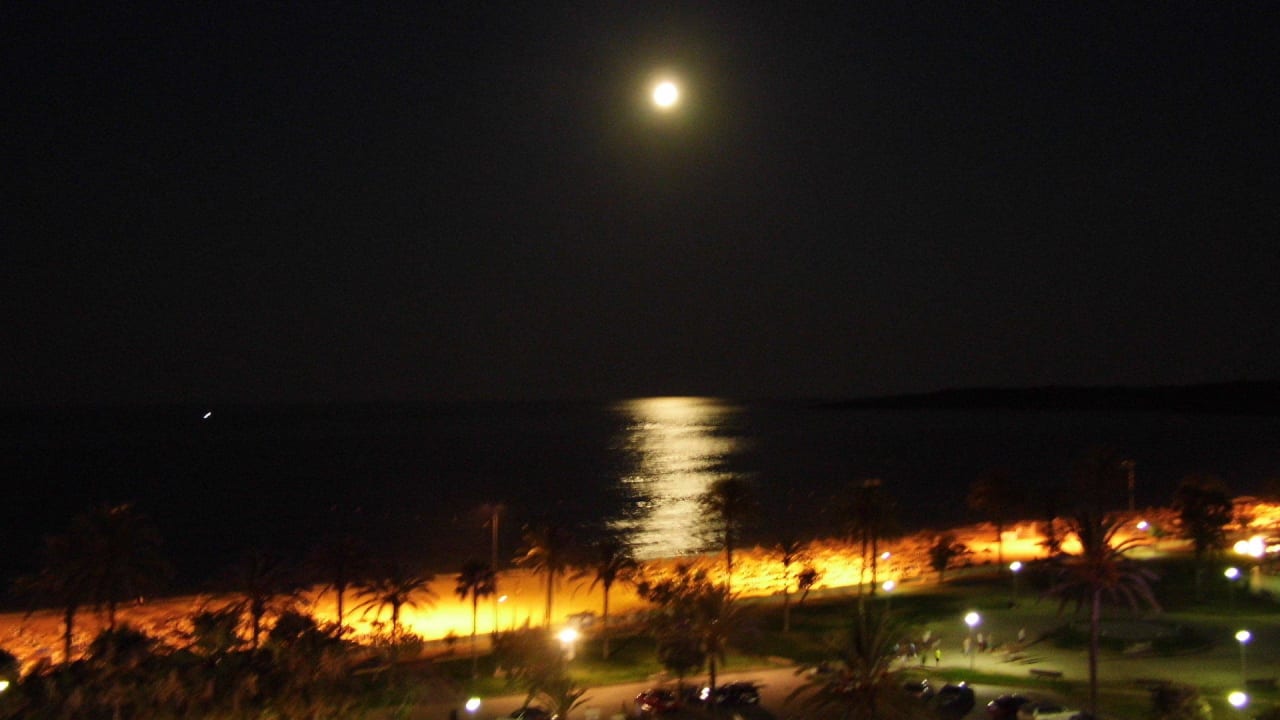 Nachts vor dem Hotel CM Castell de Mar