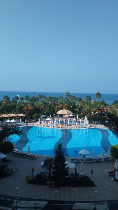 Poolanlage am Tag Saphir Resort & Spa