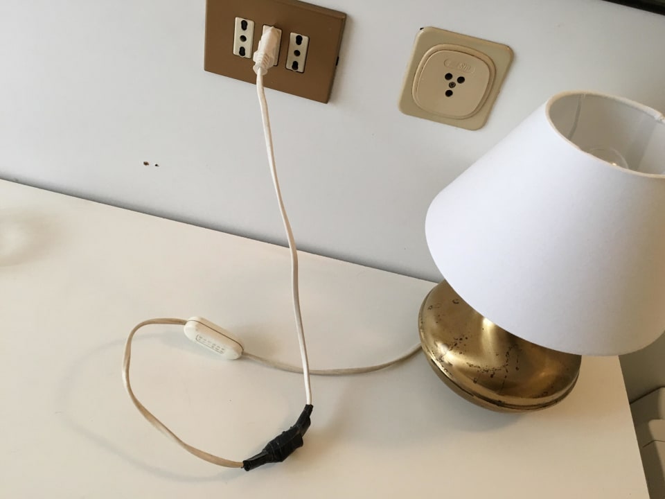 Lampe am Kabel zusammen geklebt Hotel Mayorca