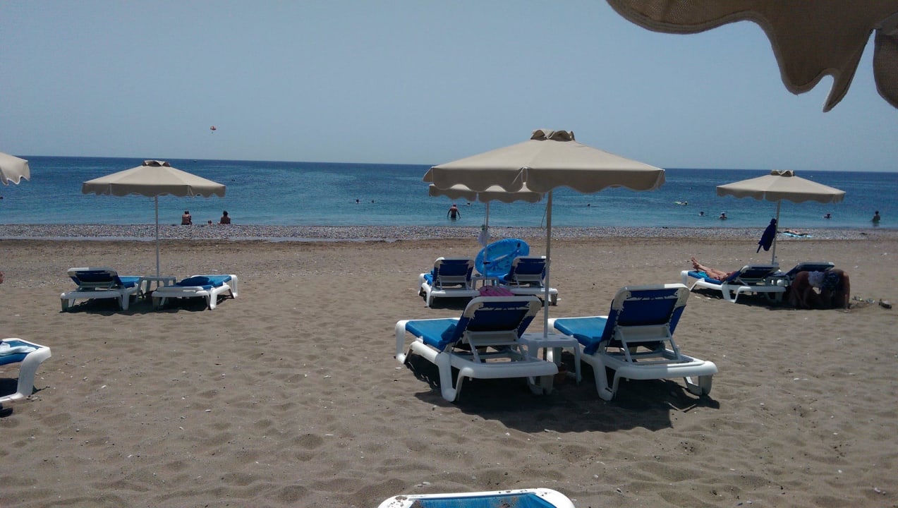 Sauberer und langer Sandstrand mit etwas Kies Rodos Palladium Leisure & Wellness