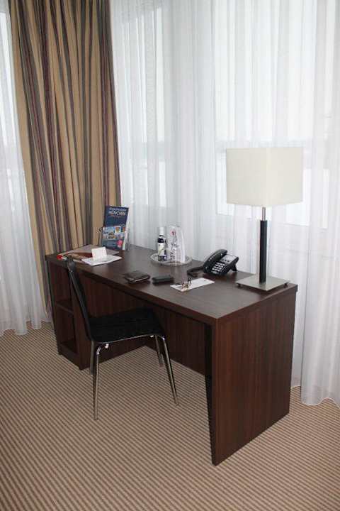 Schreibtisch mit Telefon und Internetanschluss acom Hotel München