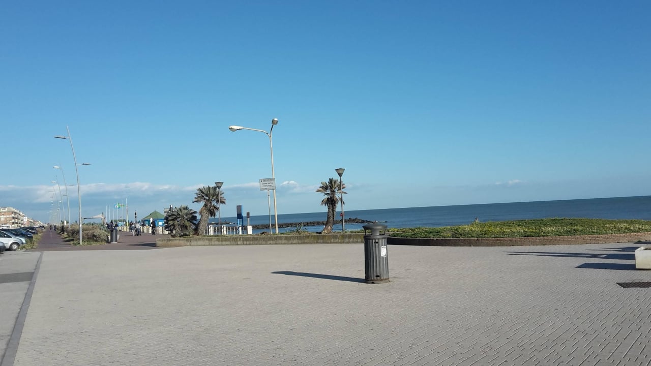 Rechts aus dem hotel zum hafen Smy Aran Blu Roma Mare