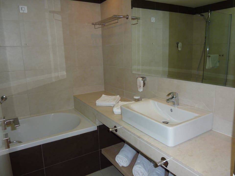 Unser Wannenbad, sehr sehr sauber Alea Hotel & Suites