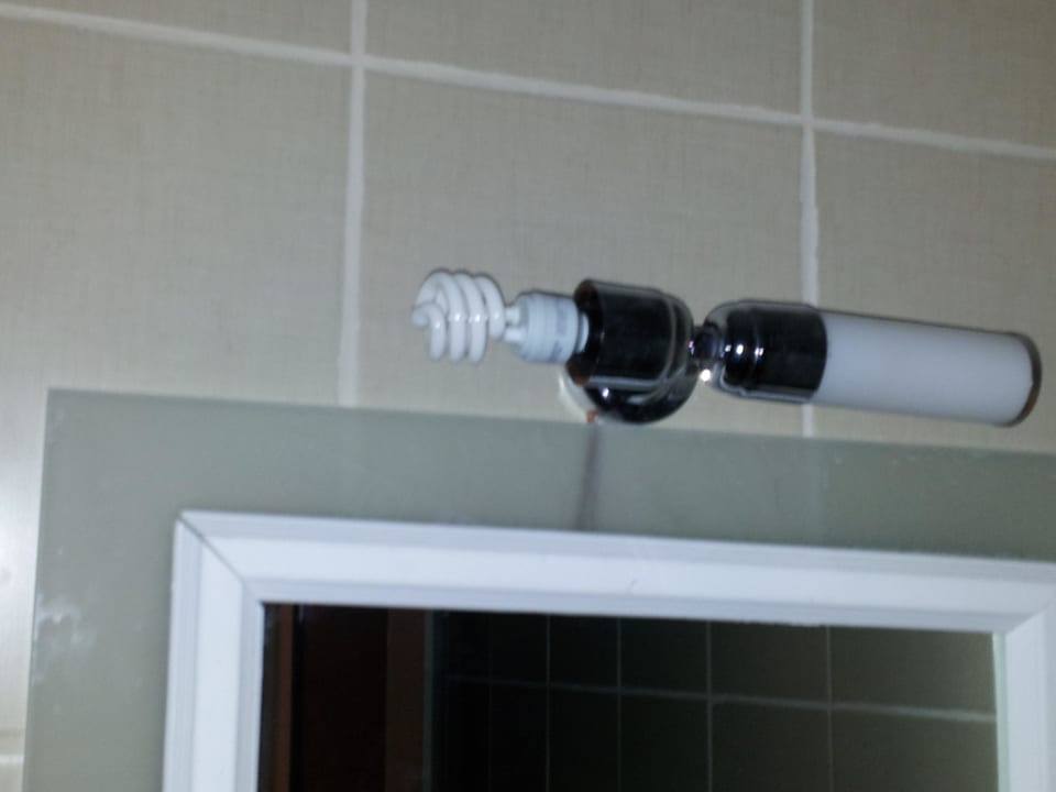 Lampenschirm am Badspiegel fehlt Petunya Beach Resort