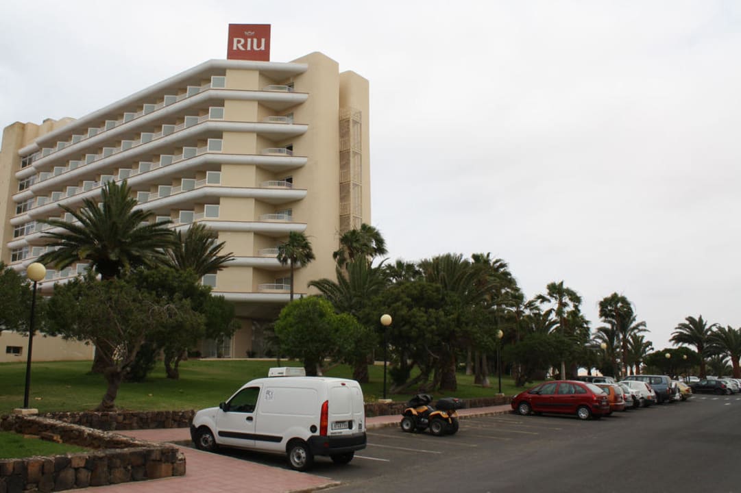 Einfahrtsbereich zur Hotelanlage Hotel Riu Oliva Beach Resort