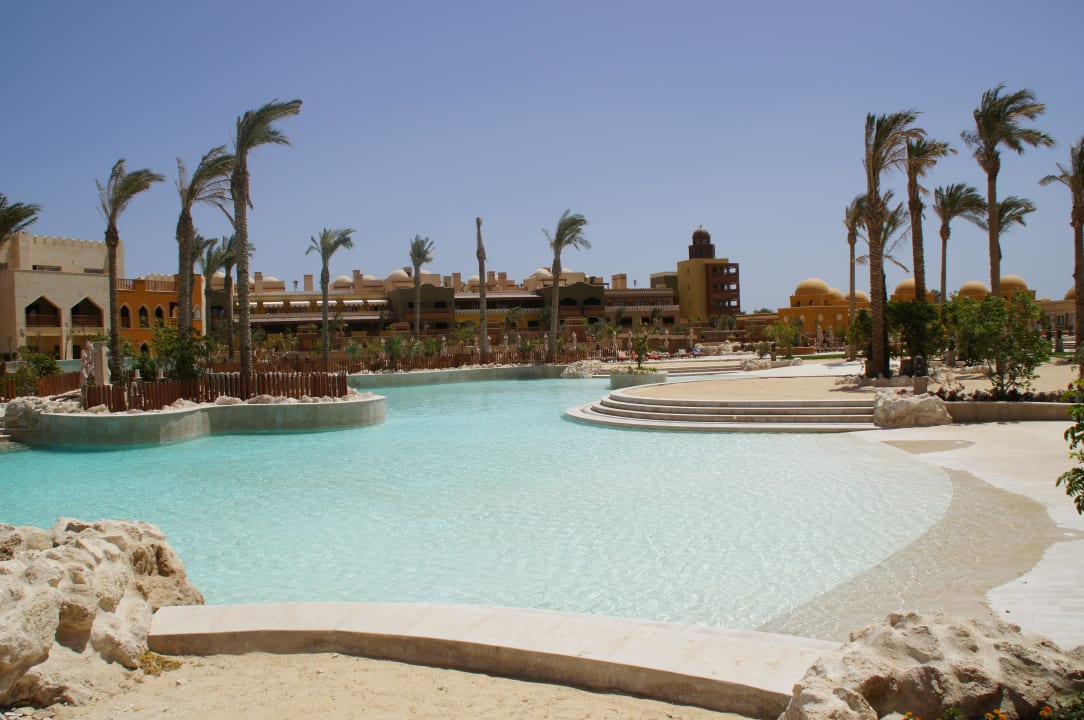 ...mit ebenem Eingang und künstlichem Sandstrand Grand Waterworld Makadi