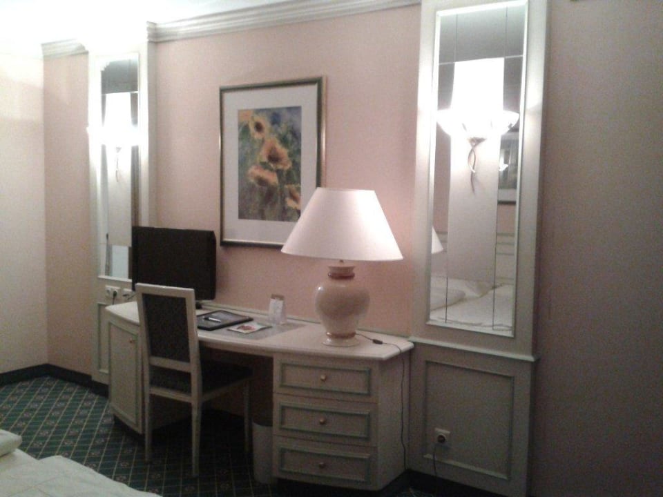 Zimmer - Schreibtisch Hotel The Monarch