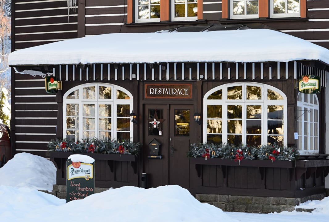 Restaurant entrance Hotel Tři růže