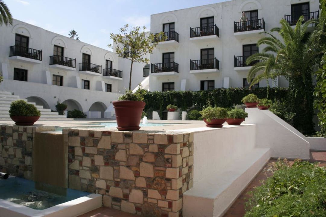 Einer der Innenhöfe TUI BLUE Oceanis Beach and Spa Resort