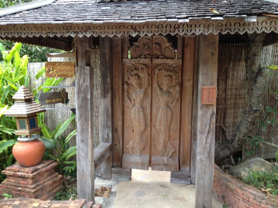 Wejście do jednej z willi Santhiya Koh Phangan Resort & Spa