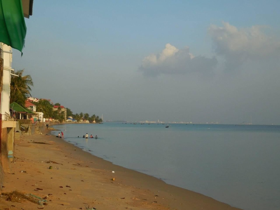 Деревушка налево от отеля  Hotel Phala Cliff Beach Resort & Spa