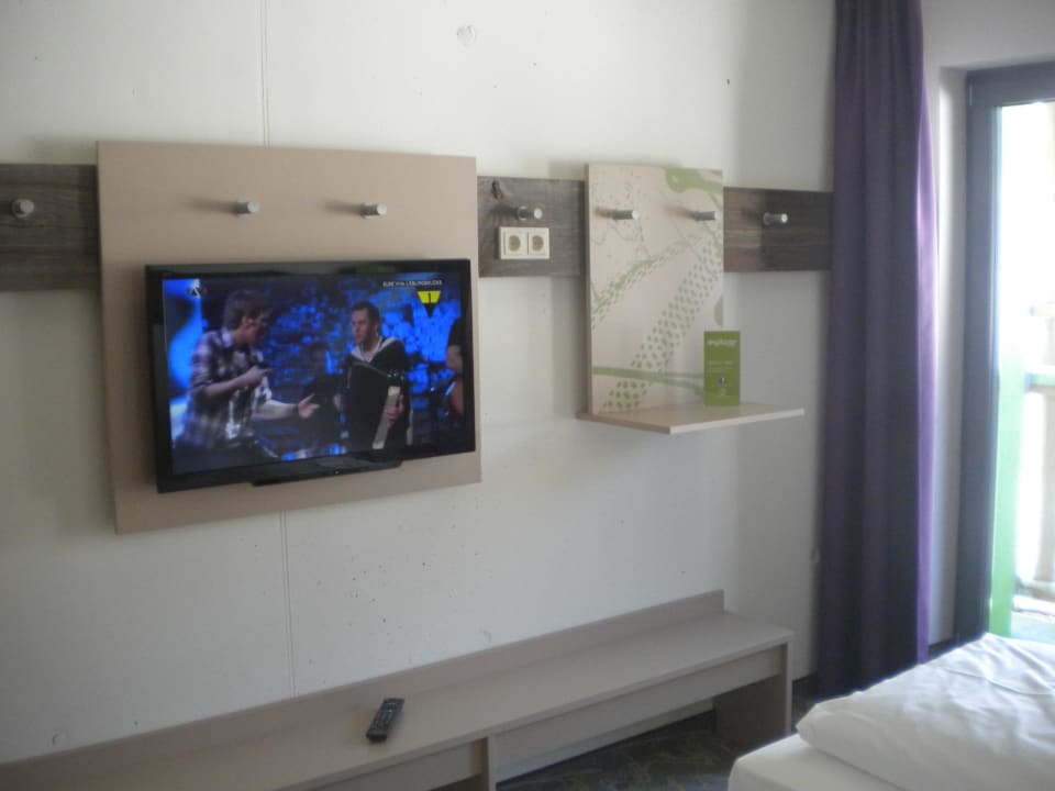 Flachbildschirm Panasonic mit SD Karten Einschub Explorer Hotel Montafon