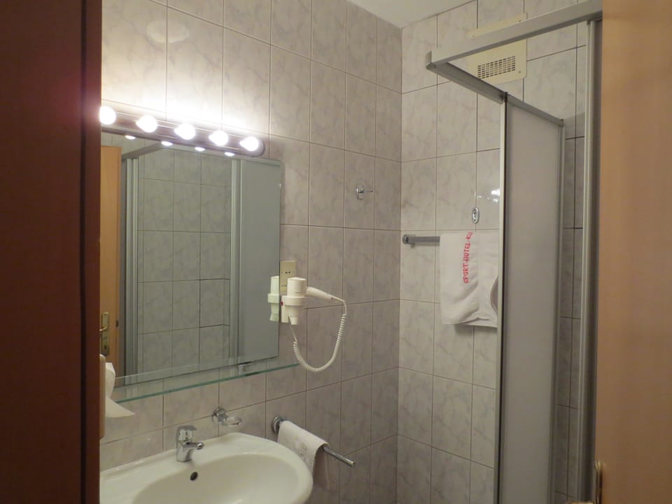 Badezimmer mit Dusche Sporthotel Kurz