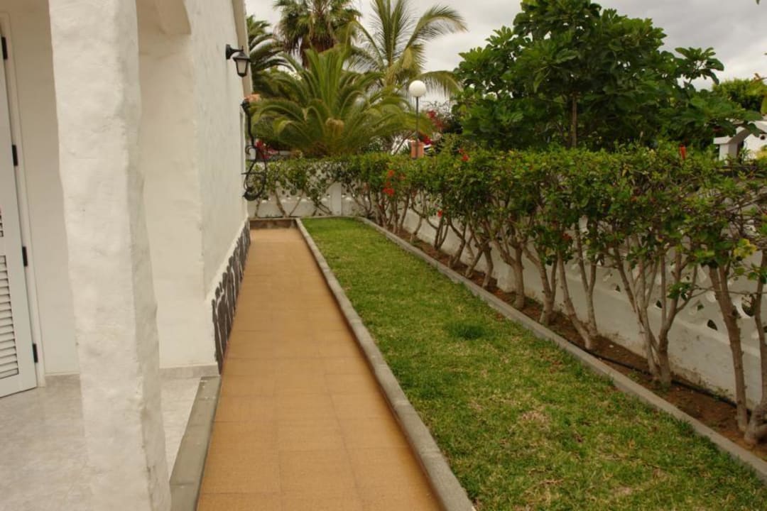 Blick am Bungalow entlang Hotel Los Porches