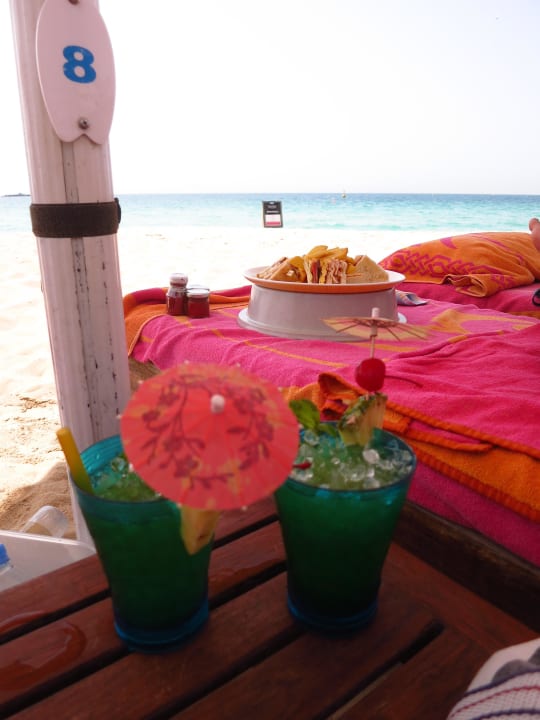 Snack und Cocktails am Strand Jumeirah Mina A'Salam
