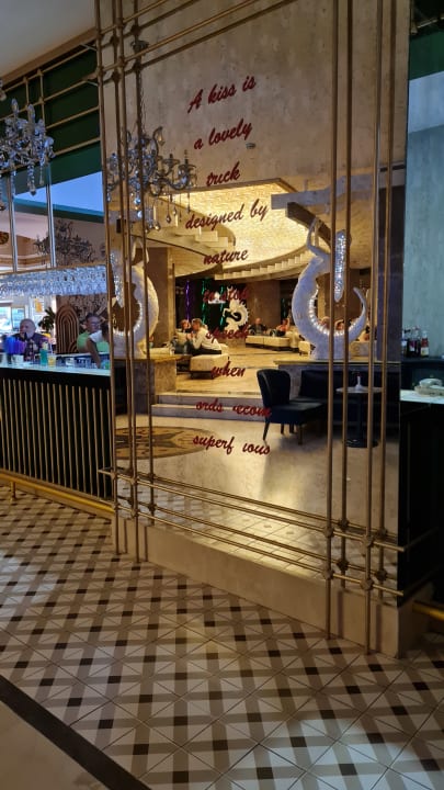 Lobby Side Crown Palace