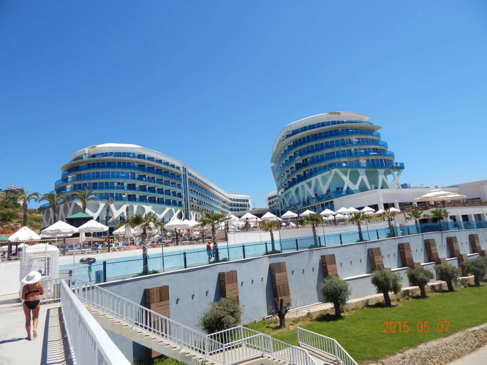 The bridge and the hotel Vikingen Infinity Resort & Spa