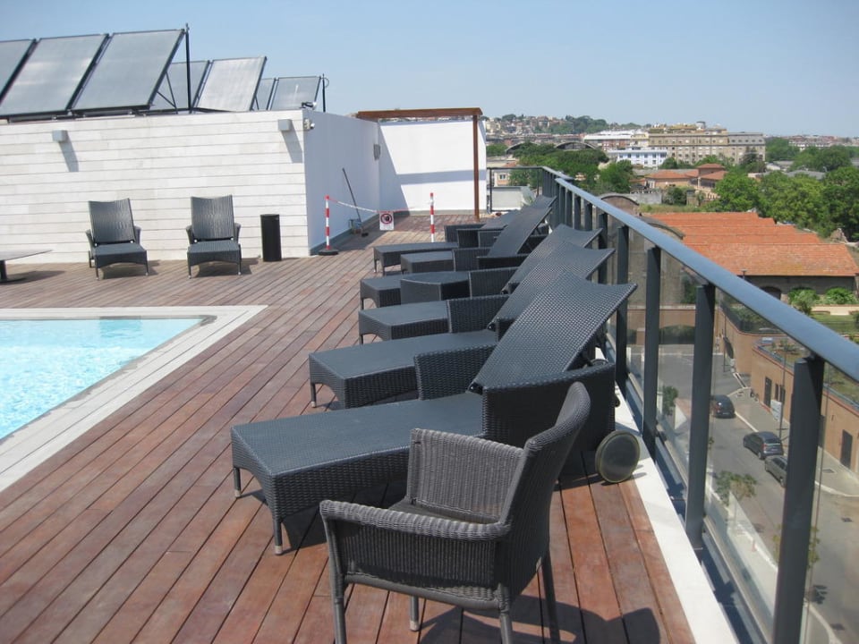 Liegen am Pool Hotel H10 Roma Città