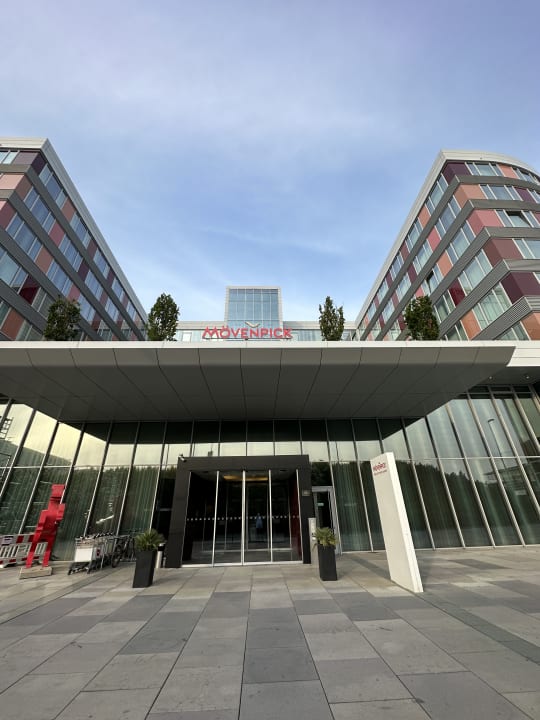 Außenansicht Mövenpick Hotel Stuttgart Airport