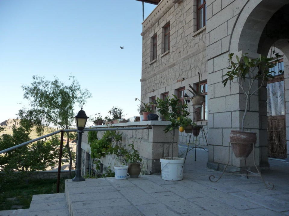 Eingang und Frühstücksterrasse Hotel Karvalli