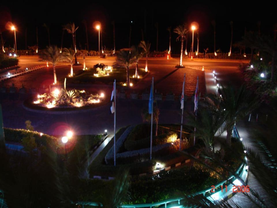 Straße bei Nacht Golden Beach Resort