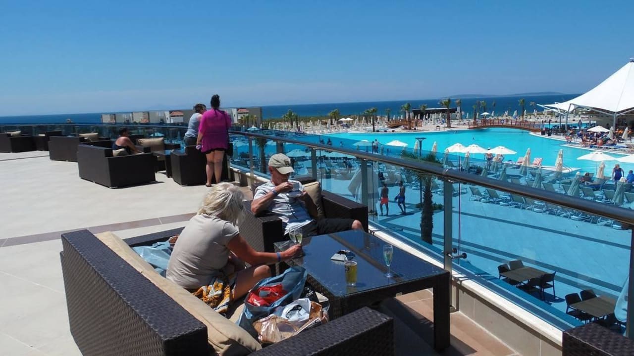 Blick vom Außenbereich Lobby zur Poolanlage Aquasis De Luxe Resort & Spa