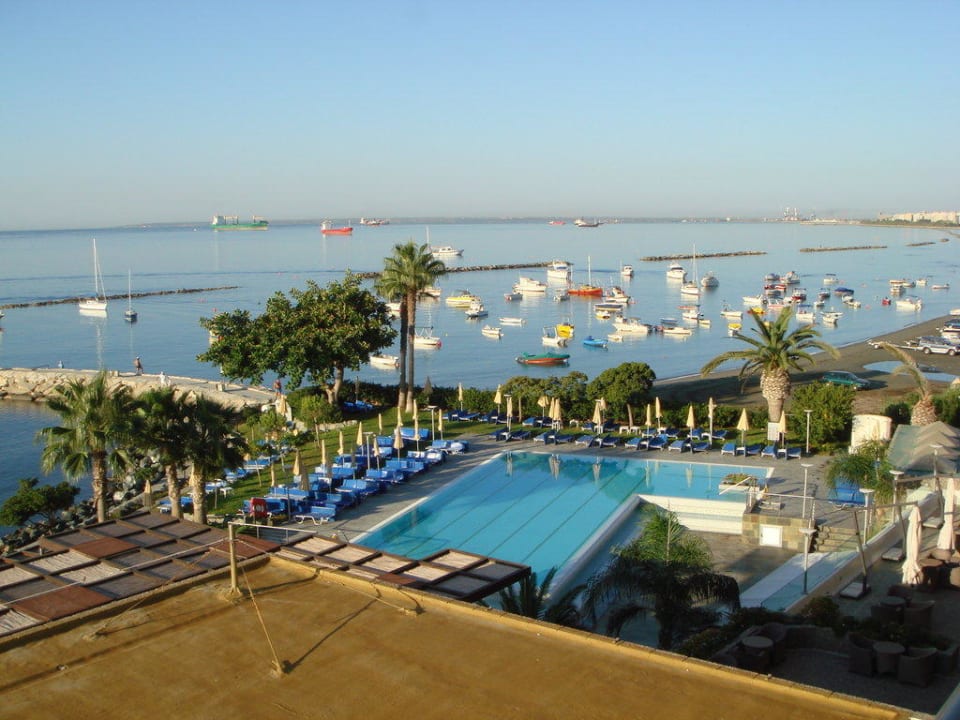 Pool von unserem Balkon aus Crowne Plaza Hotel Limassol
