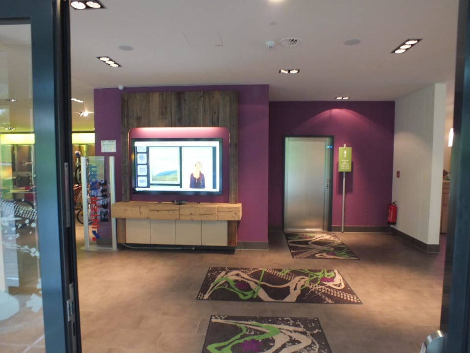 Beim Eingang fällt der Blick direkt auf die "Wall" Explorer Hotel Montafon