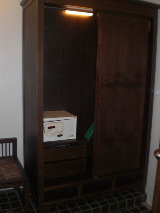 Kleiderschrank und Safe The Fair House Beach Resort