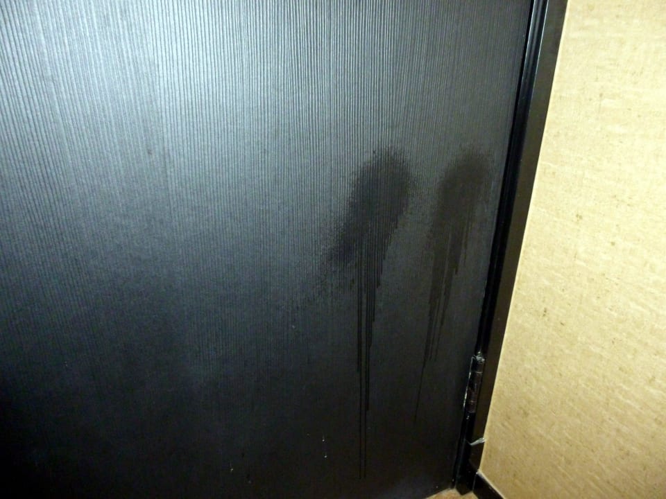 Siffige Zimmertür (War hier ein Hund?) Hotel Harbour Grand Hong Kong