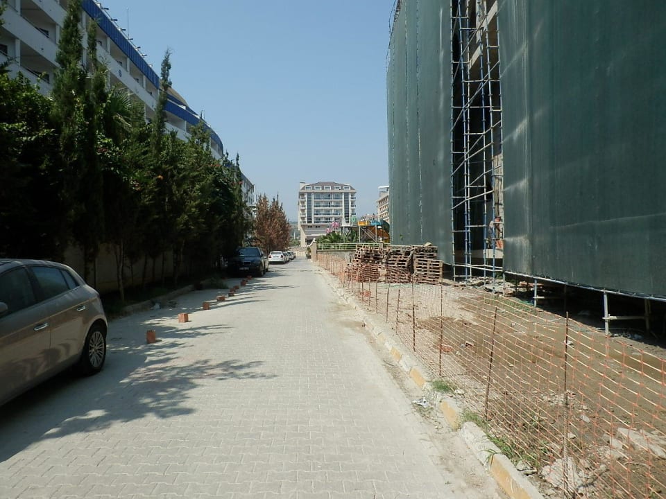 Weg zum Strand Dizalya Palm Garden