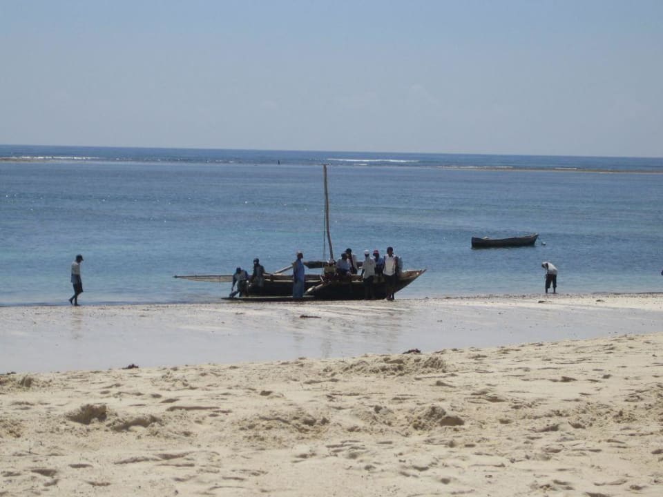 Fischerboot am Strand Hotel Southern Palms Beach Resort