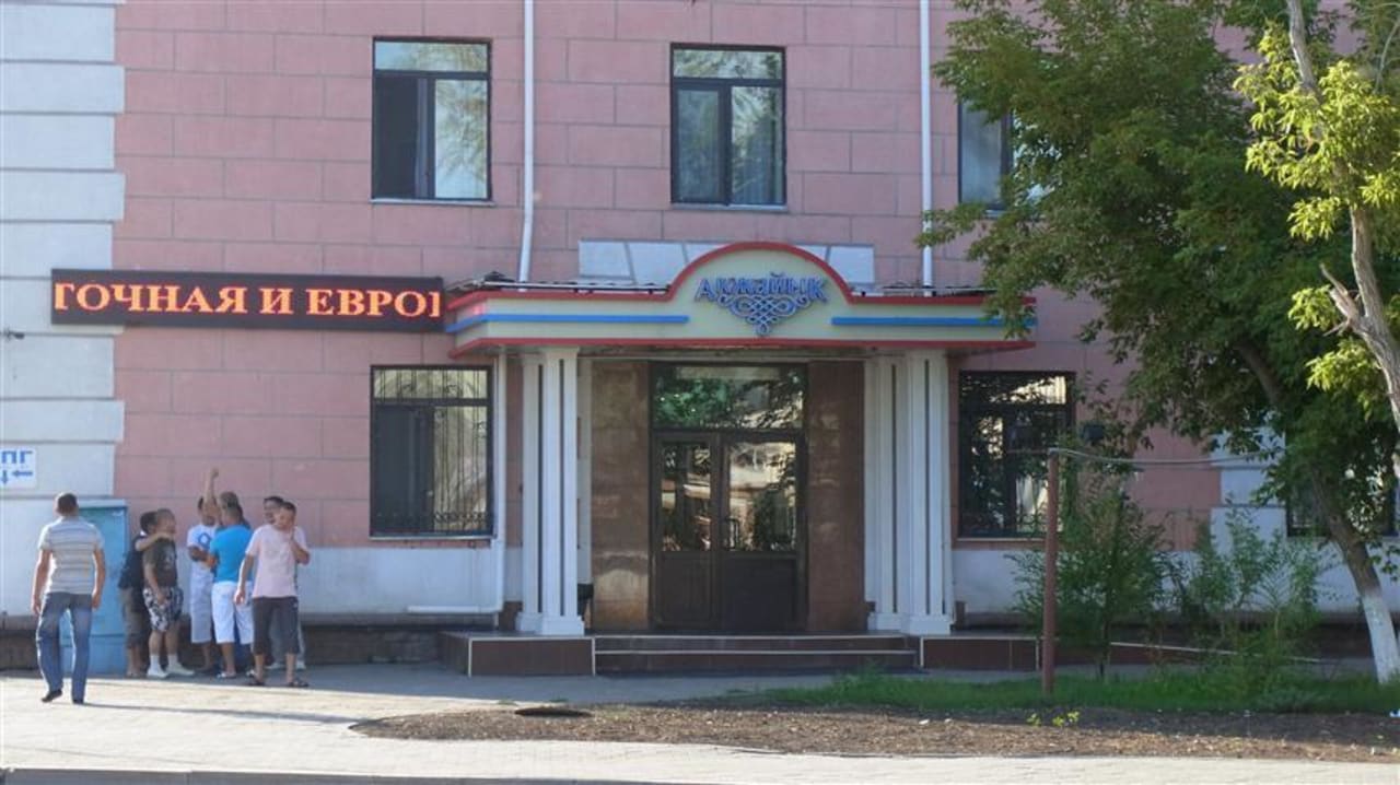 Haupteingang Akzhaik Hotel