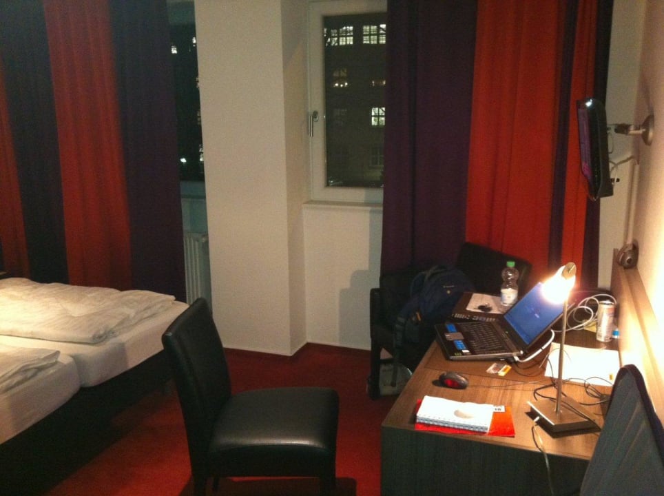 Bett, Schreibtisch, Kofferablage, Blick zur Straße Internationales Studierendenhotel Stuttgart