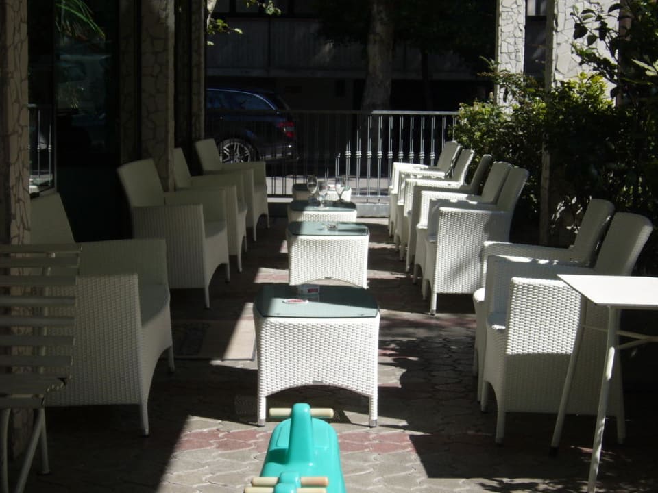 La zona relax fuori dall'hotel Hotel Giamaika