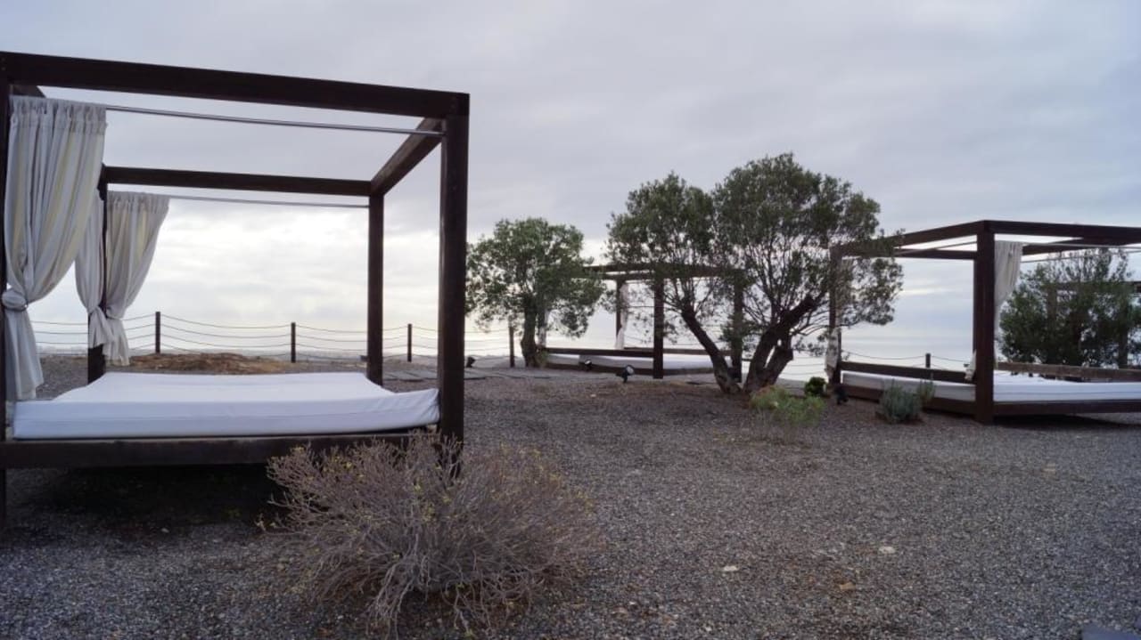 Sunbeds am Infinity-Pool Salobre Hotel Resort & Serenity