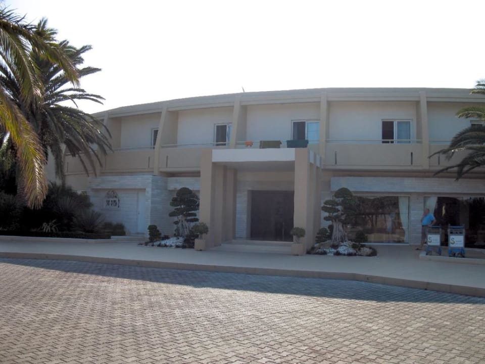 Hoteleingang Sandy Beach Hotel & Family Suites