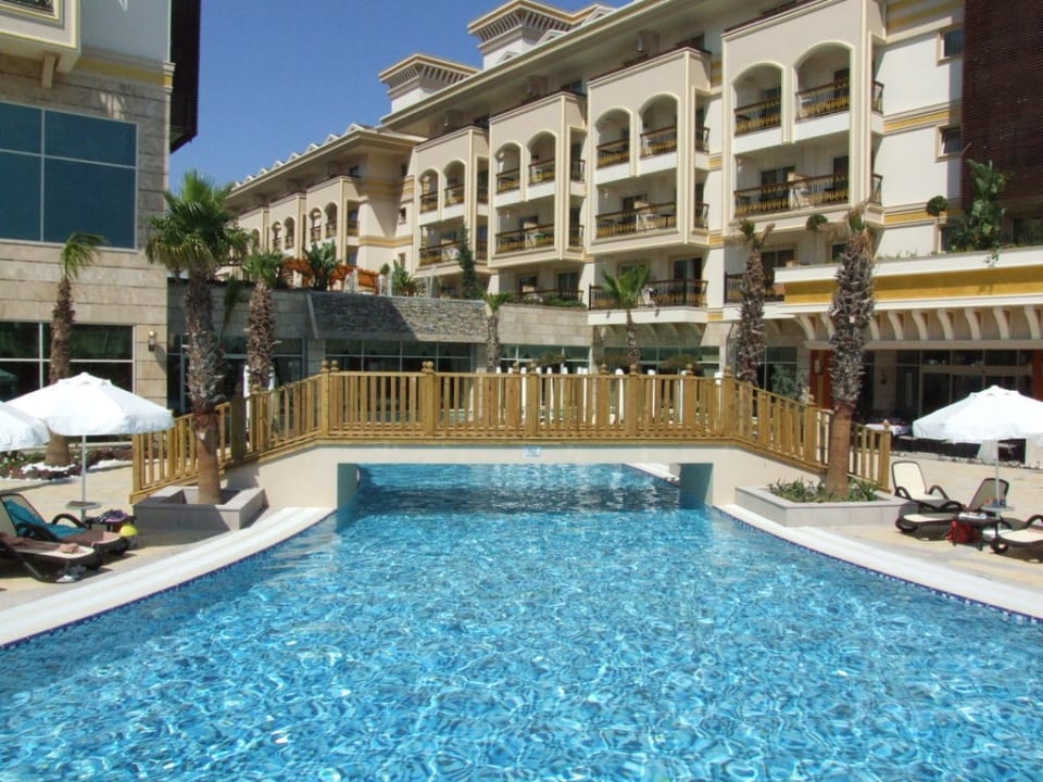 Pool mit Holzbrücke Diamond Excellence Resort & Spa