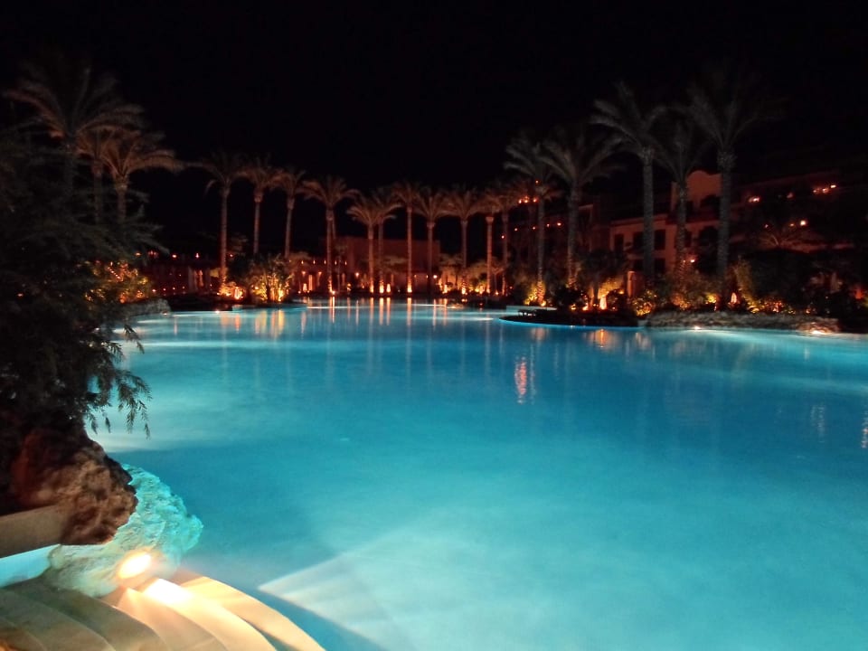 Der große Pool bei Nacht Makadi Spa - Adults only