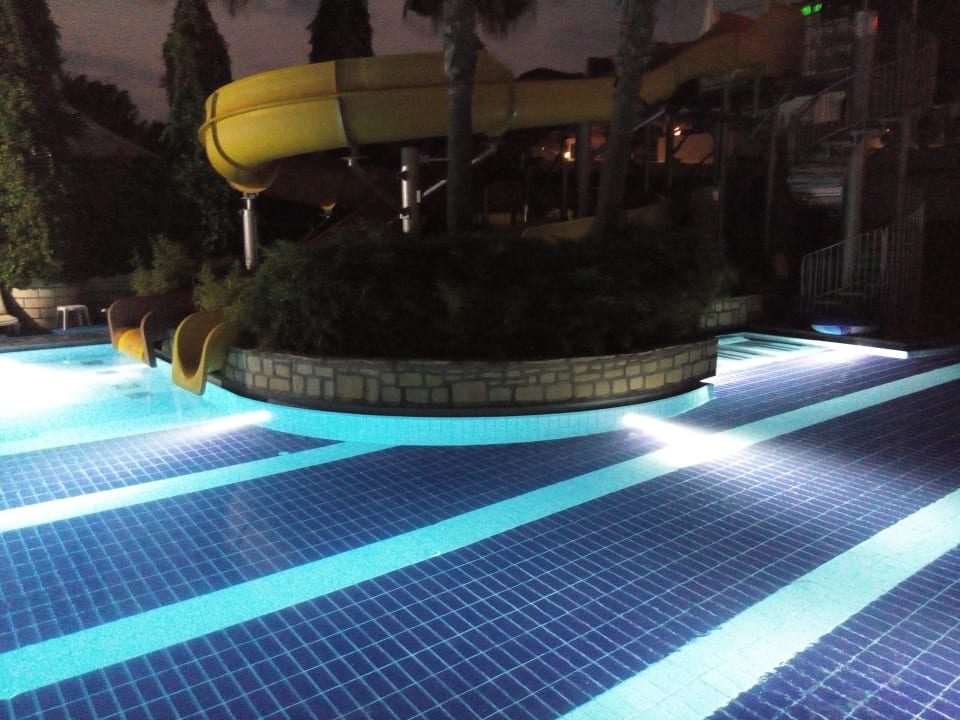 Hauptpool mit Rutschen Sealife Buket Resort & Beach