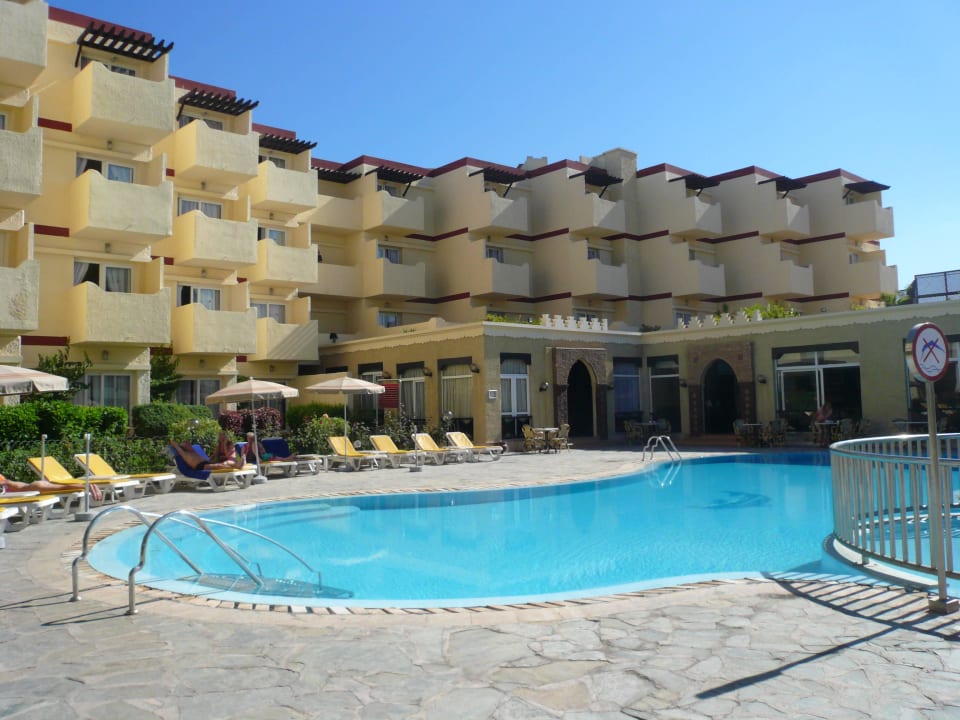 Der Pool mit Liegen Best Western Odyssee Park Hotel