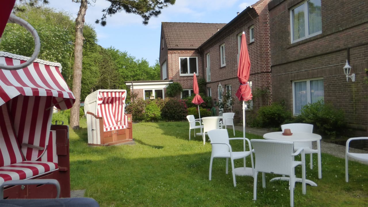 Tische und Strandkörbe im Garten Dünenhotel Eulenhof