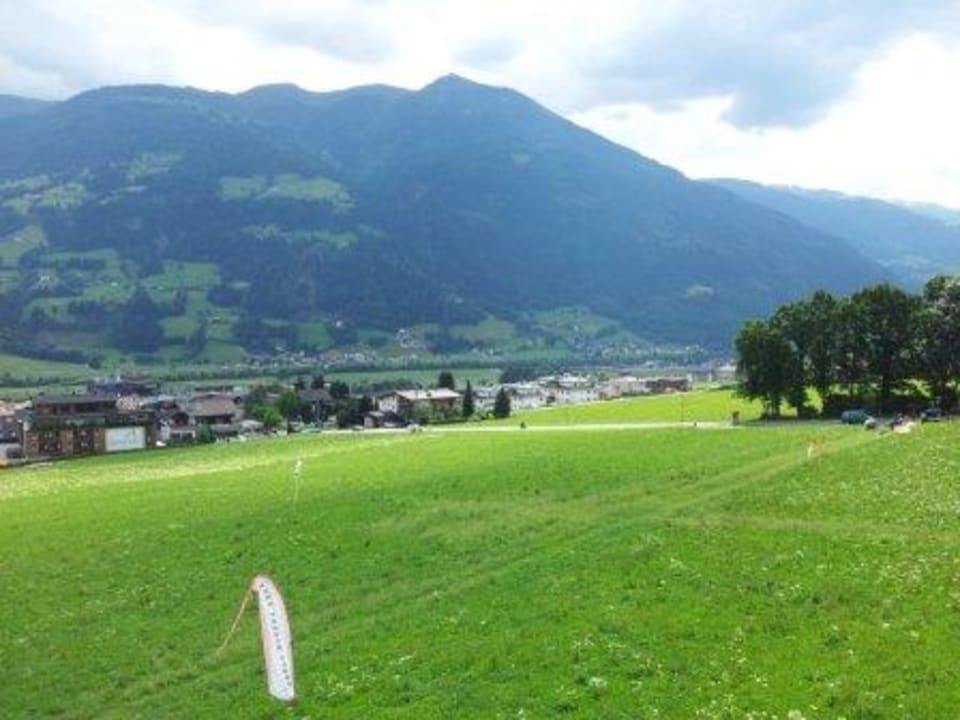 Paraglider Landeplatz vorm Schlössel Hotel Kohlerhof