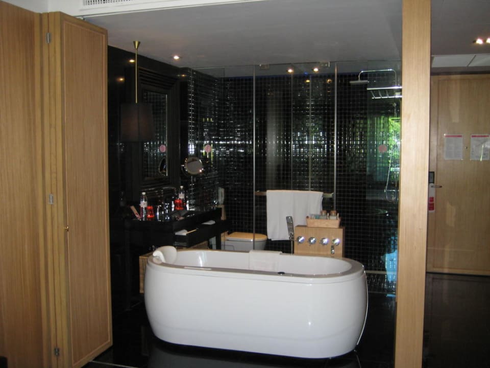 Offenes Bad im Deluxe-Jacuzzi-Room Ramada Resort by Wyndham Khao Lak