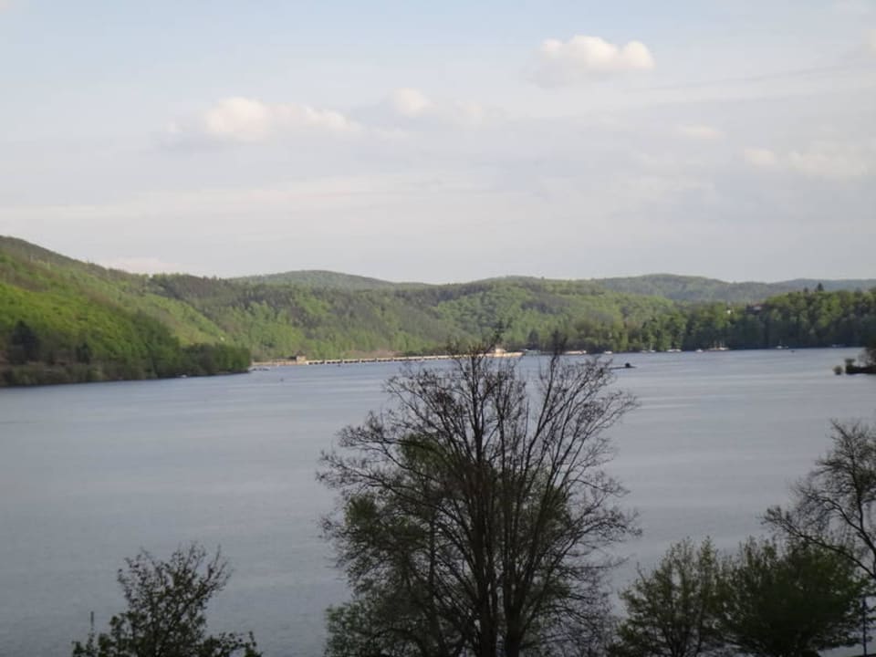 Blick vom Balkon auf See mit Staumauer Waldhotel Wiesemann & Apartmenthaus Seeschwalbe